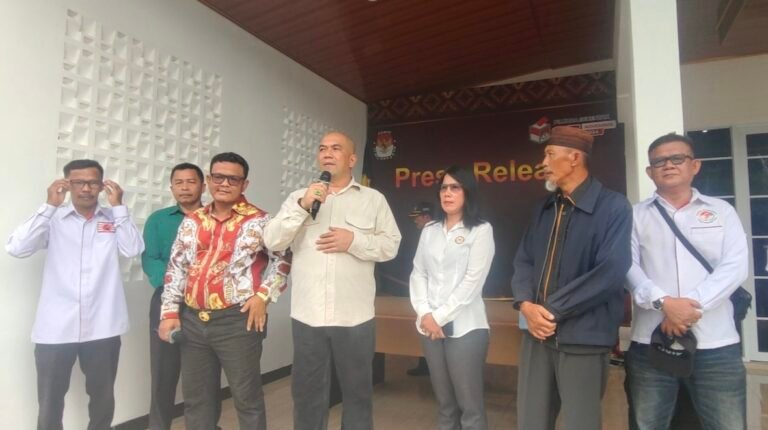 Ratusan Massa Pendukung Datangi KPU Bangka – Andi Kusuma-Budiyono “Siap Bertarung Di Pilkada Ulang Bangka 2025′